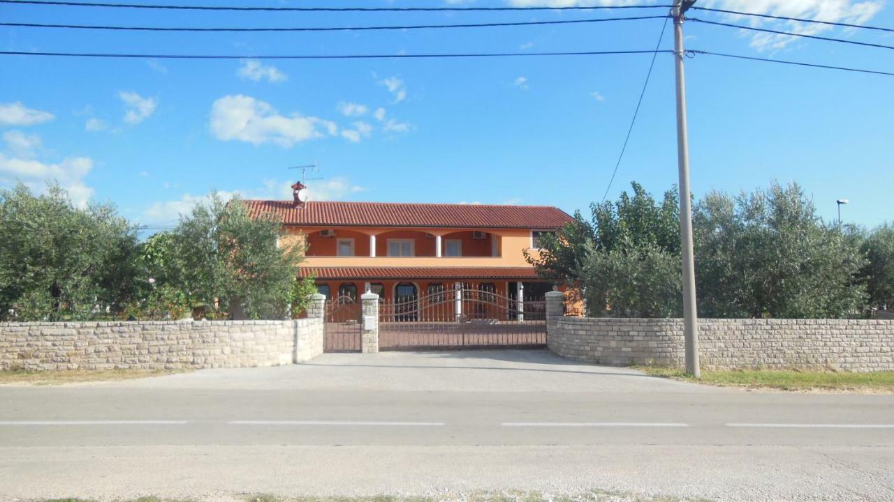 Apartment Dorina Buje Exterior foto